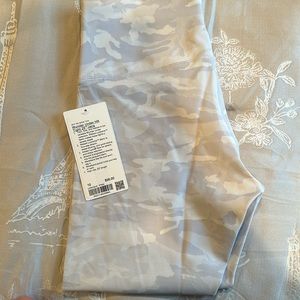 Lululemon Under HR Tight 25” in color White Starlight and size 10